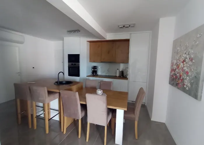 Ray Holiday Apartment Трогир